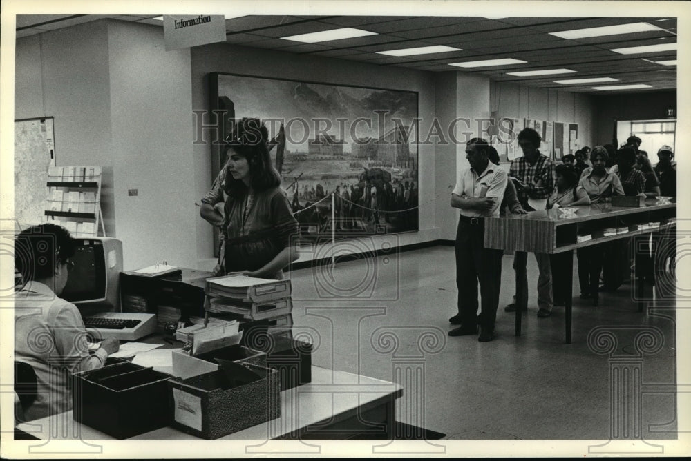 1981 Press Photo Long Lines at Wisconsin Job Service - mja43032