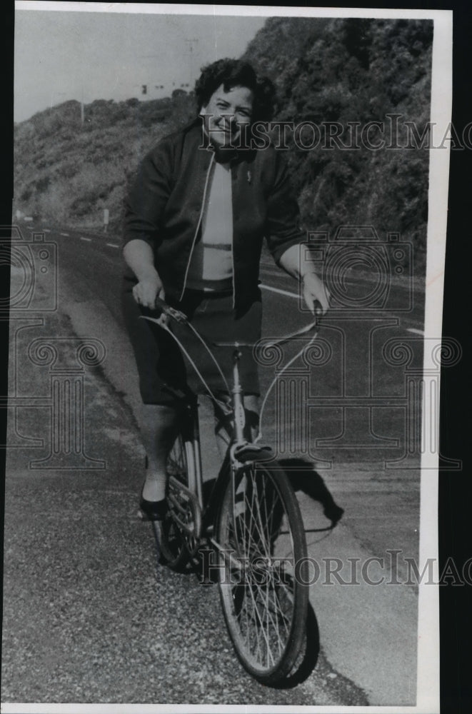 1969 Press Photo Betty Blodgett exercising to get her weight down - mja43111- Historic Images