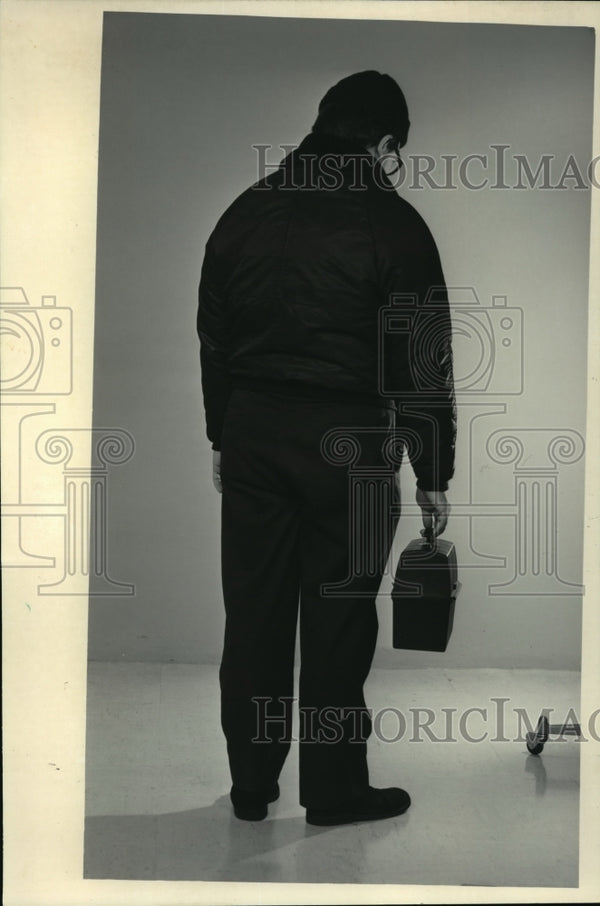 1984 Press Photo Displaced worker saddened over lost job - Historic Images