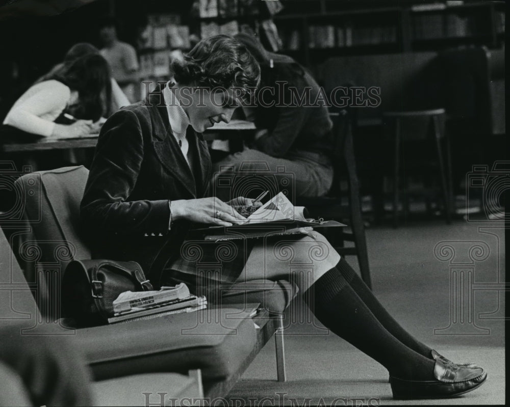 1974 Press Photo Athlete Liz Berry Hit the books in the Library- Historic Images