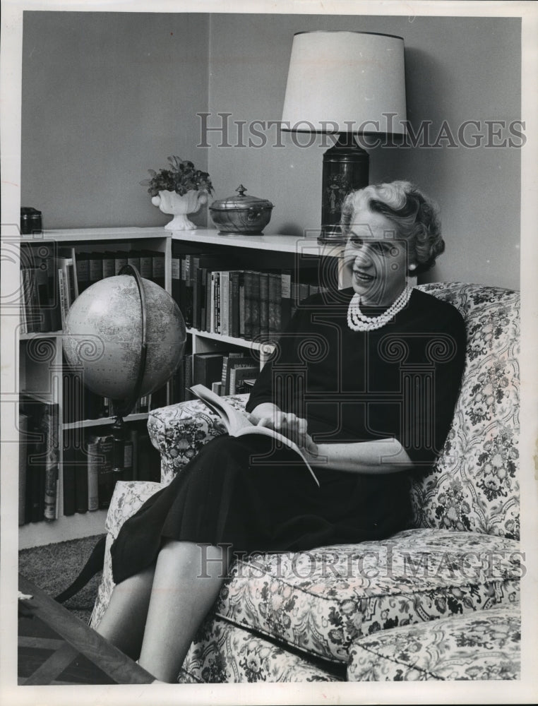 1962 Press Photo Mrs. Ramona Blackman of United Community Services- Historic Images