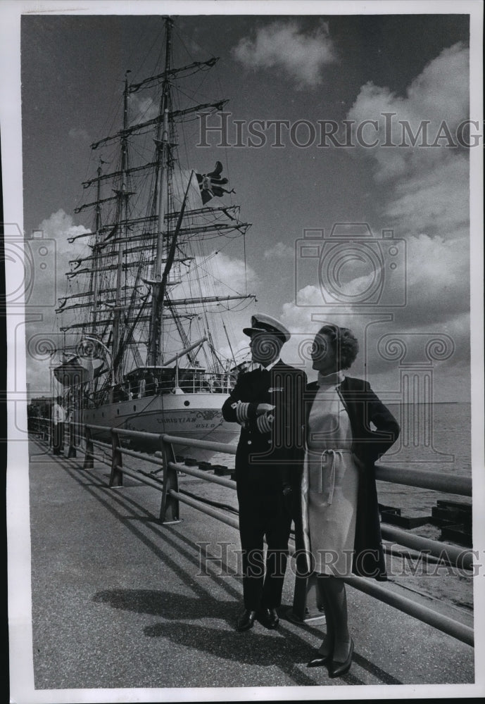 1954 Press Photo Captain Kjeld Backen and His Wife Prepare to Leave Milwaukee