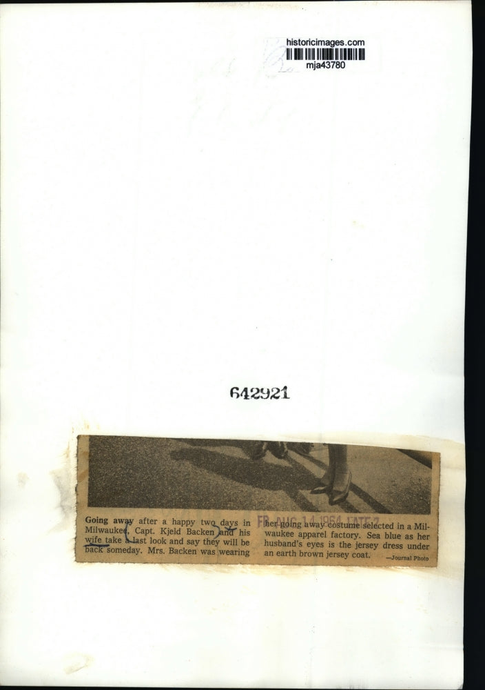 1954 Press Photo Captain Kjeld Backen and His Wife Prepare to Leave Milwaukee