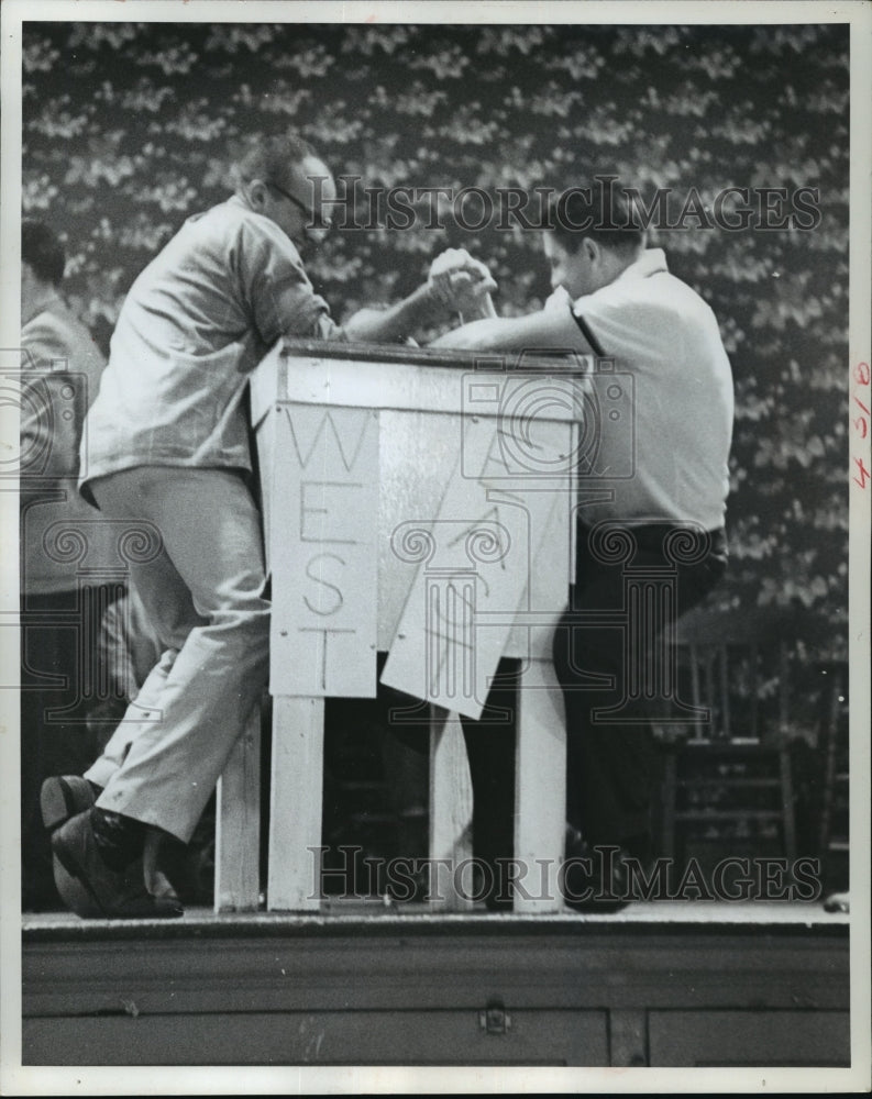 1962 Press Photo Arm Wrestlers Using All Their Weight for What Help it Brings- Historic Images