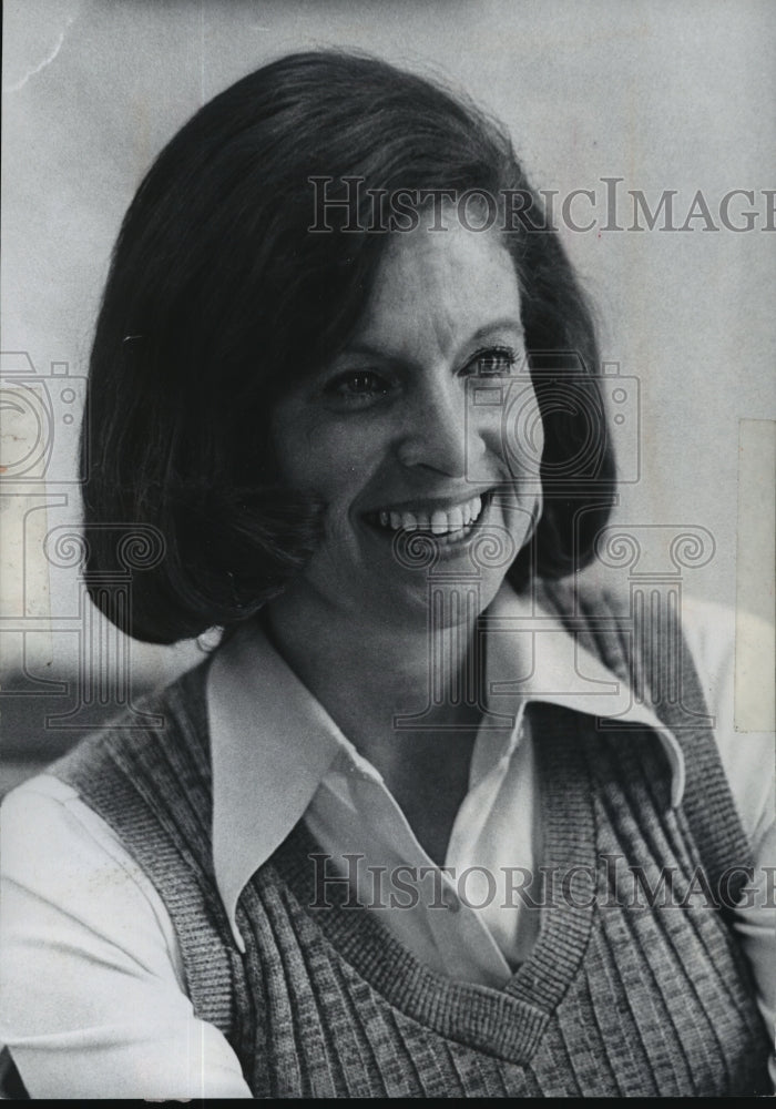 1977 Press Photo Karen Lamb during an interview with the Journal - mja44148