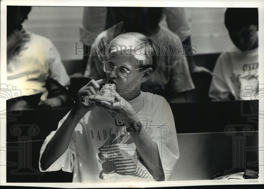 1992 Press Photo Matt Pechulis Enjoys His Pizza Lunch At 1992 Badger State Games- Historic Images