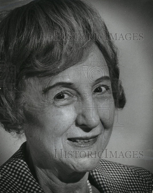 1966 Press Photo Lorraine Blair With The Finance Forum of America- Historic Images