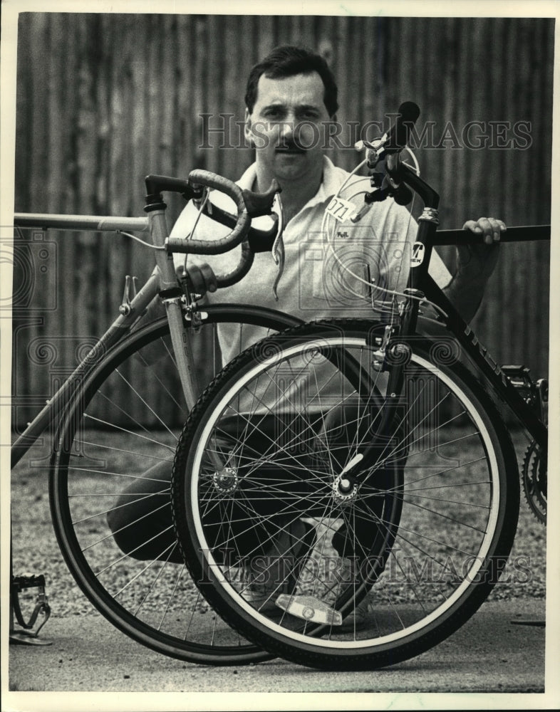 1988 Press Photo Marty Gauss compares touring bikes made in Japan and Wisconsin - Historic Images