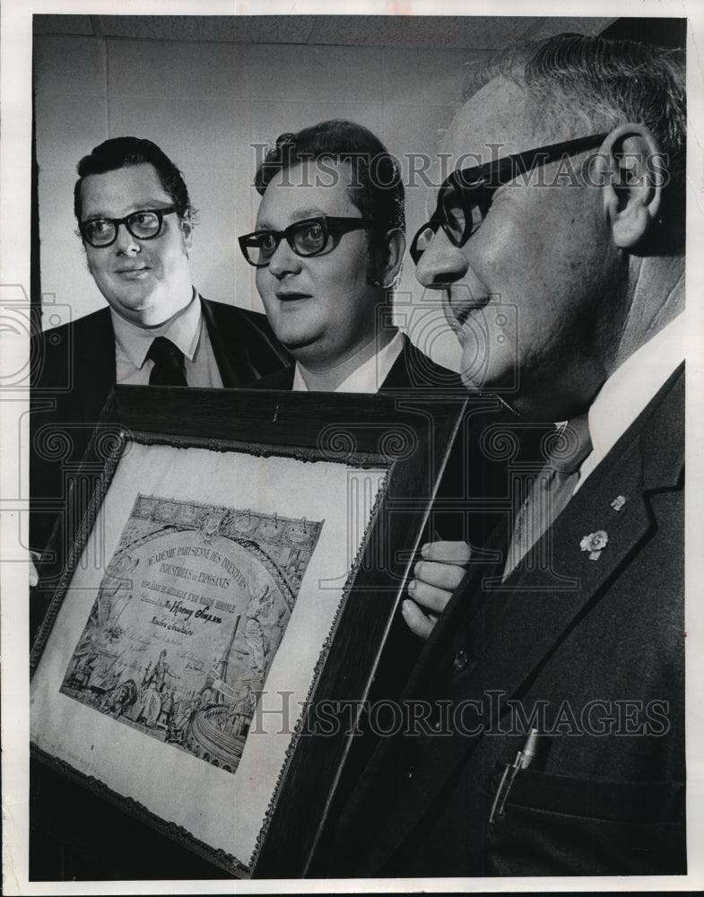 1972 Press Photo Security Manufacturing &amp; Contracting Co. Certificate - Historic Images