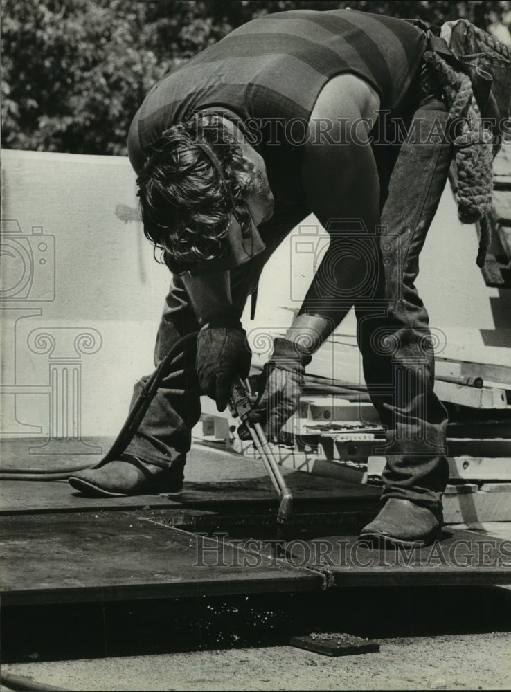 1981 Press Photo Construction Worker on the Prairie du Chein Bridge- Historic Images