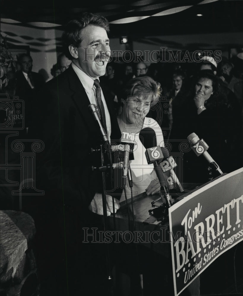 1992 Press Photo Thomas M. and Kristine Barrett Thank Supporters After Win- Historic Images