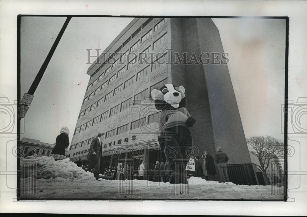 1975 Press Photo Bucky Badger in front of Badger Federal Savings new office
