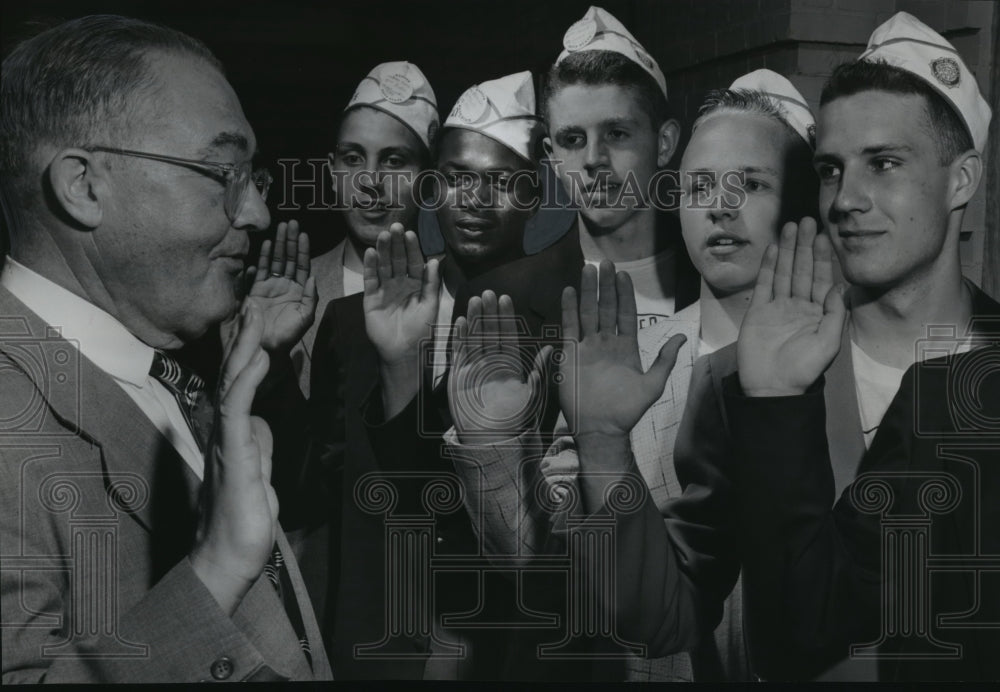 1954 Press Photo Justice Grover Broadfoot administered the oath of office- Historic Images