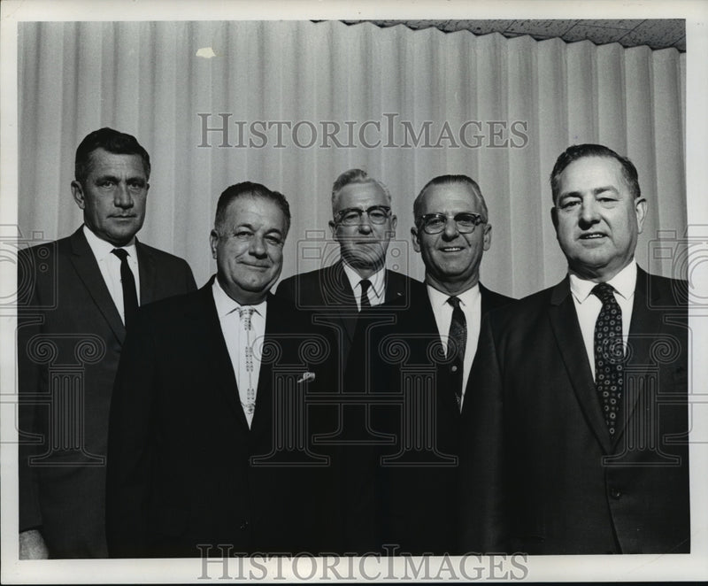 Load image into Gallery viewer, 1968 Press Photo Oil Refining Corporation Executives celebrate their Anniversary
