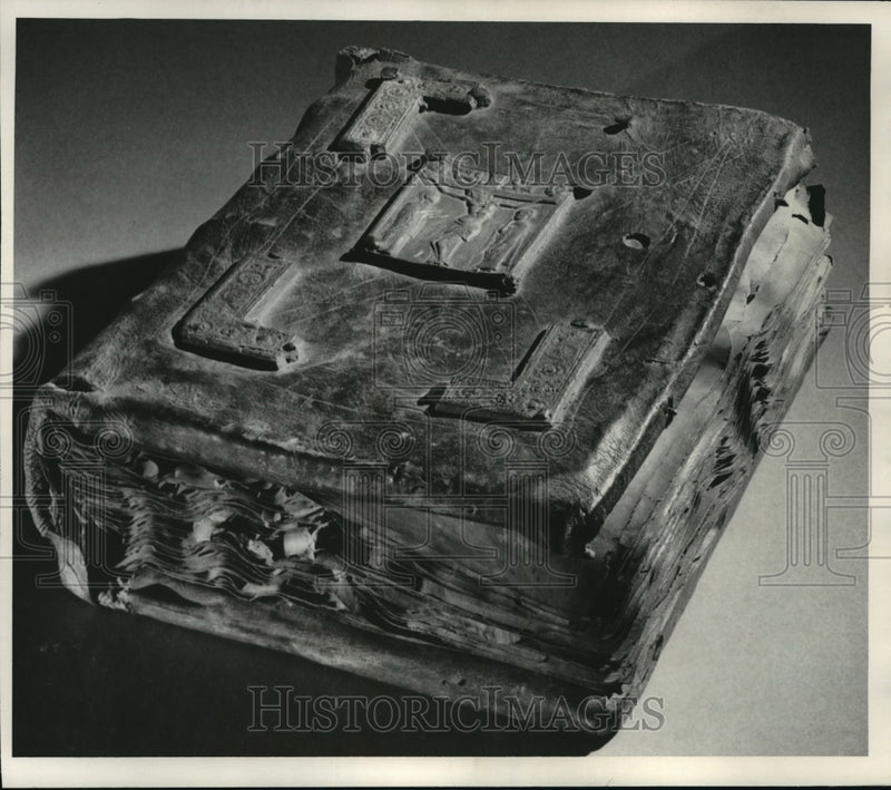 Load image into Gallery viewer, 1952 Press Photo Old Bible owned by Frank Poulos of Antigo, Wisconsin
