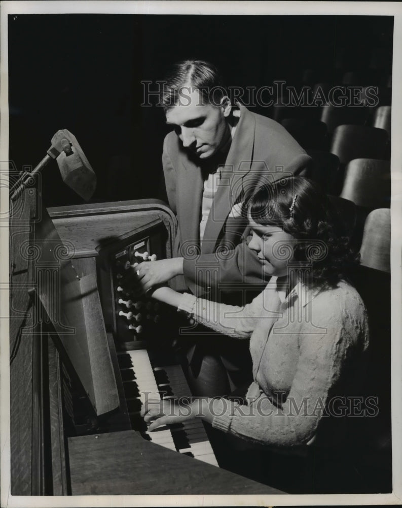 1952 Press Photo Carl Robert Ege Tutors Mary J. Smith At Organ- Historic Images