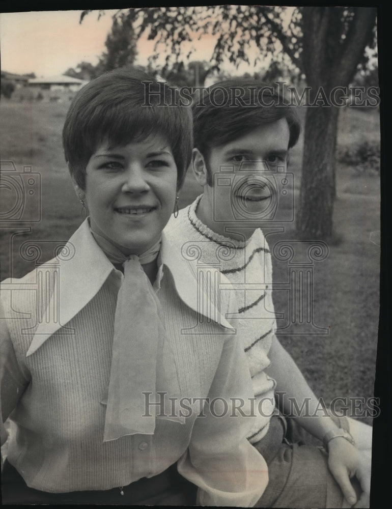 1969 Press Photo John Laird With Fiancee Miss Nancy Huset At Her Family's Home