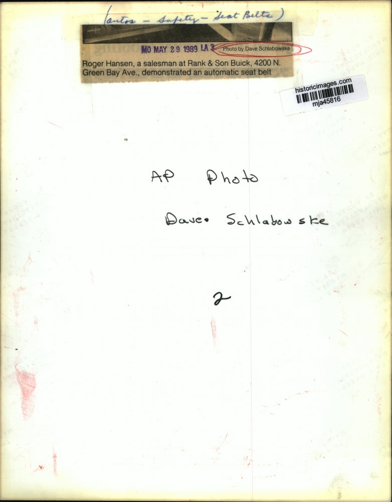1989 Press Photo Roger Hansen demonstrates automatic seat belt on Buick Lesabre