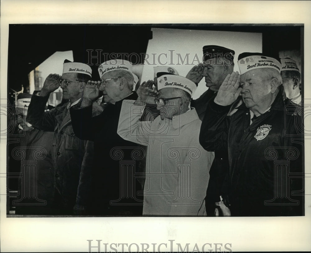 1990 Press Photo Members of the Pearl Harbor Survivors Association salute - Historic Images