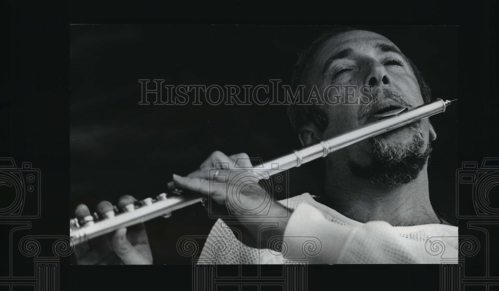 1978 Press Photo Flutist Herbie Mann in "Jazz Up Your Christmas" in Uihlein Hall- Historic Images