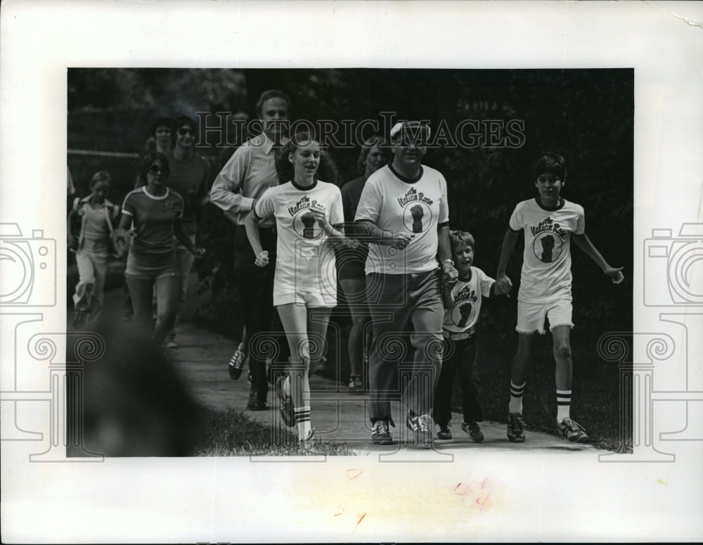 1978 Press Photo Mayor Joseph C. LaPorte Leads Others On A Jog- Historic Images