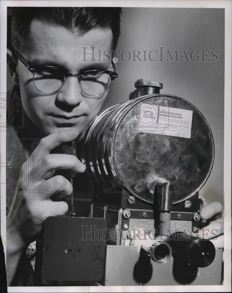 1988 Press Photo Herbert Upho, senior research engineer at the laboratory- Historic Images