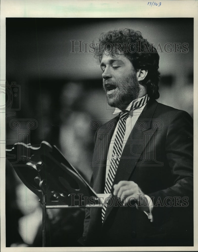 1985 Press Photo Thomas Hulce Discusses Mozart&#39;s Life During Milwaukee Symphony- Historic Images