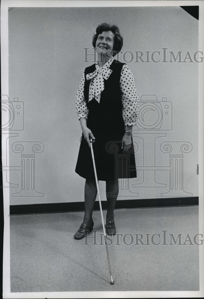 1972 Press Photo A Red And White Cane Demonstration By Irma Martin Who Is Blind- Historic Images