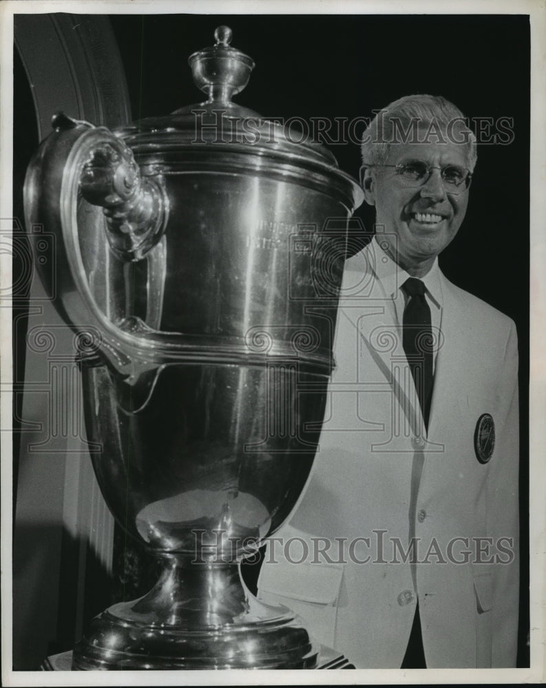 1969 Press Photo Lynford Lardner Jr with the Walker Cup at the Milwaukee Club- Historic Images