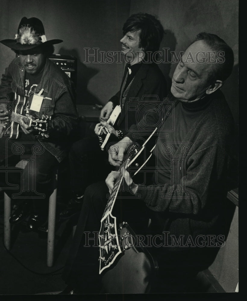 1988 Press Photo Les Paul Plays with Lonnie Brooks and David Minehan - mja47248- Historic Images