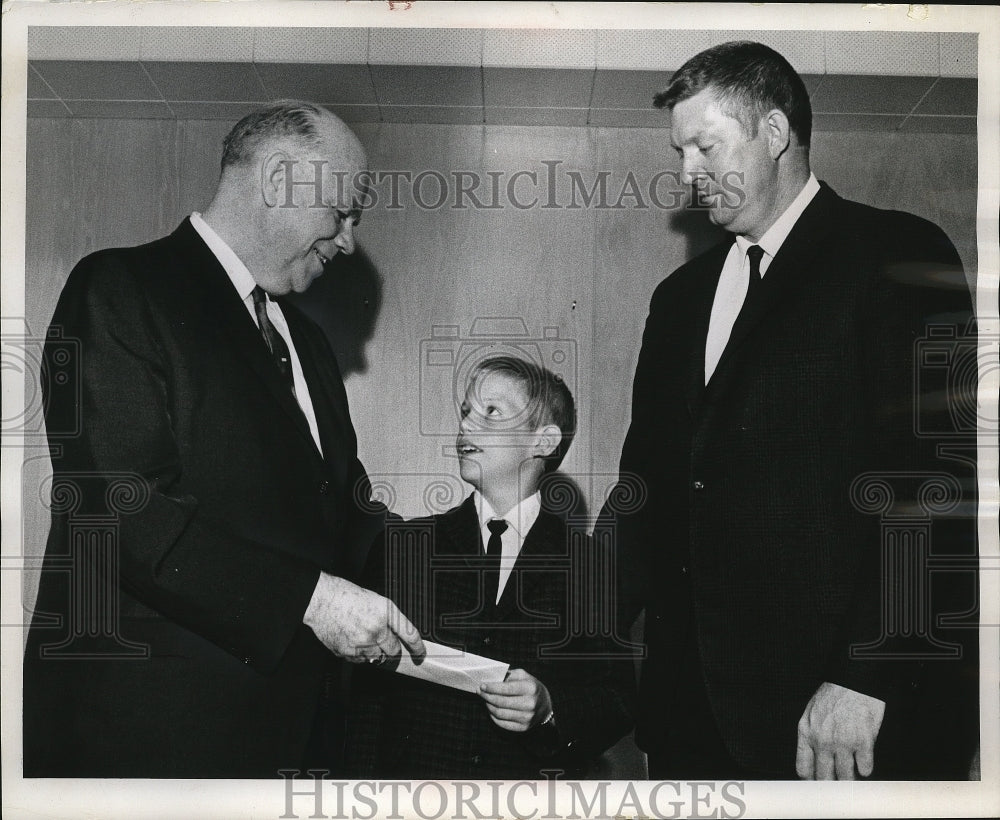 1965 Press Photo Lloyd Larson presented Scott Sterry with a $100 gift envelope - Historic Images