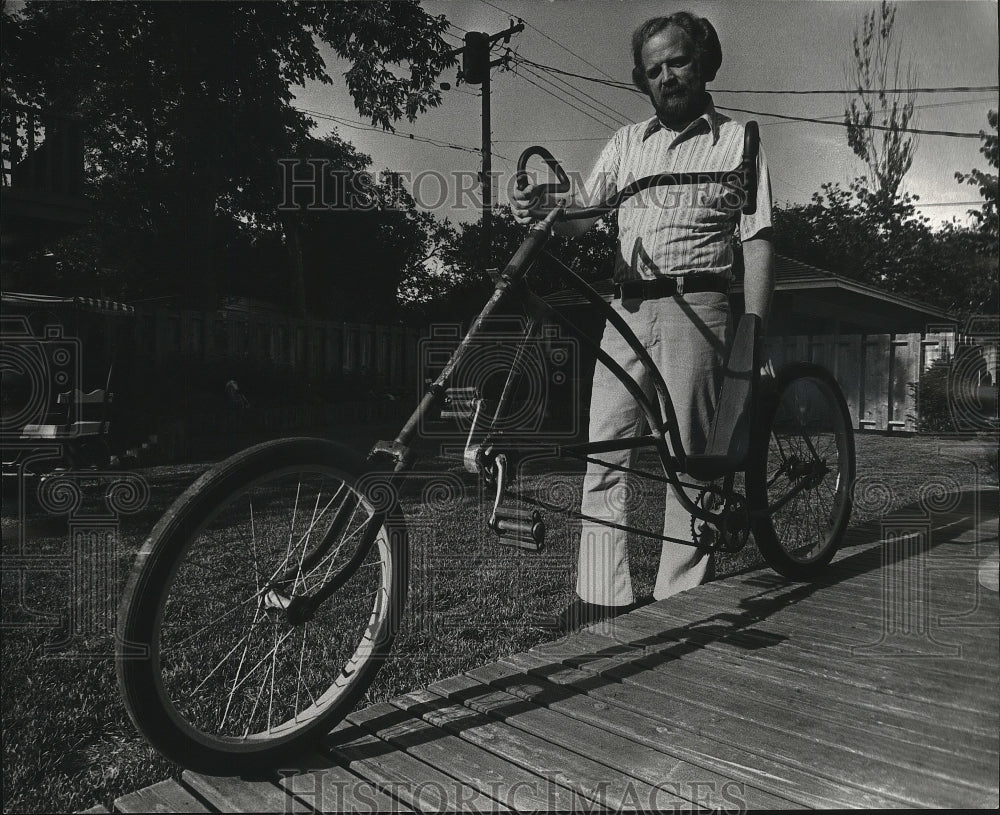 1977 Press Photo James Larson with one of his novelty bikes.- Historic Images