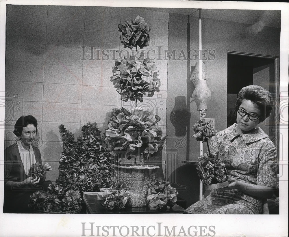 1965 Press Photo Mrs. Lawrence Larsen and Mrs. King Hara prepare the Tiara Ball- Historic Images