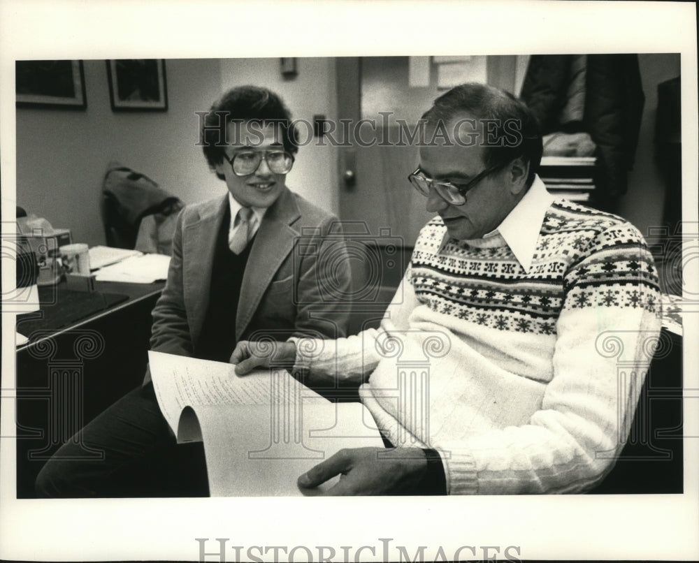 1983 Press Photo Prof Wayne Becker and Jack Heinemann Working Together- Historic Images