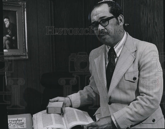 1973 Press Photo Rabbi Isaac N. Lerer unveiling his research project - mja47884- Historic Images