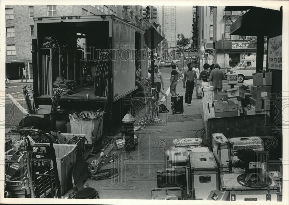 1983 Press Photo Sound & video equipment for filming a Miller LIte ad in NYC bar