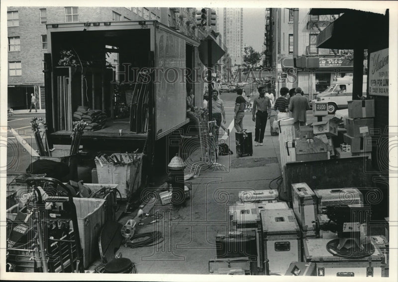 Load image into Gallery viewer, 1983 Press Photo Sound &amp; video equipment for filming a Miller LIte ad in NYC bar
