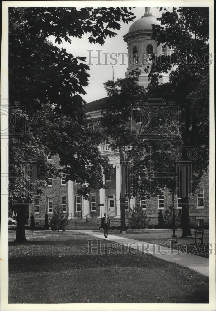 1981 Press Photo Lawrence University Main Hall - mja48022