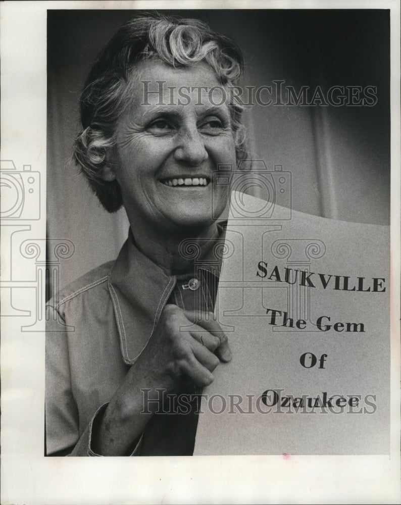 1976 Press Photo Evelyn McGaw Leach-Author of "Saukville, the Gem of Ozaukee"