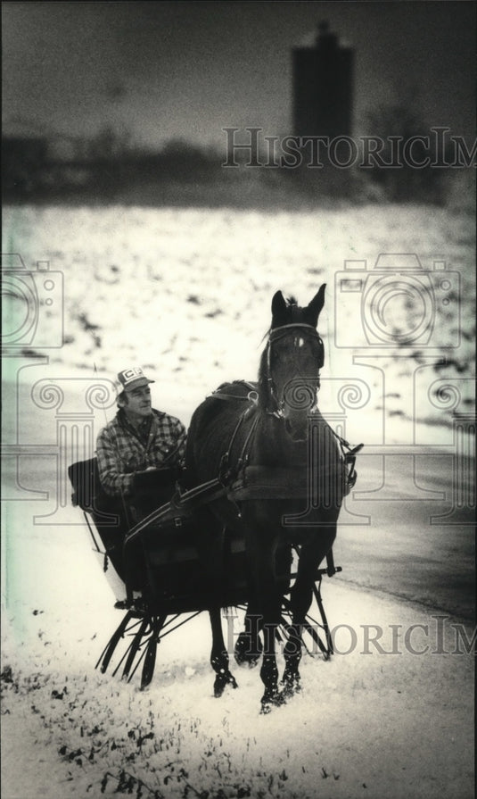 1986 Press Photo Gary Lehnhardt of Fredonia enjoys a horse-drawn buggy ride- Historic Images