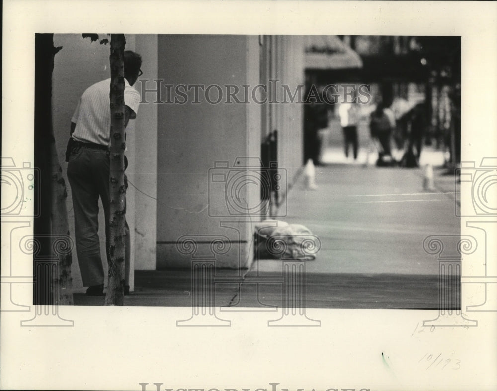 1964 Press Photo Officers tried to detonate a suspected bomb at 4th and Kilbourn- Historic Images