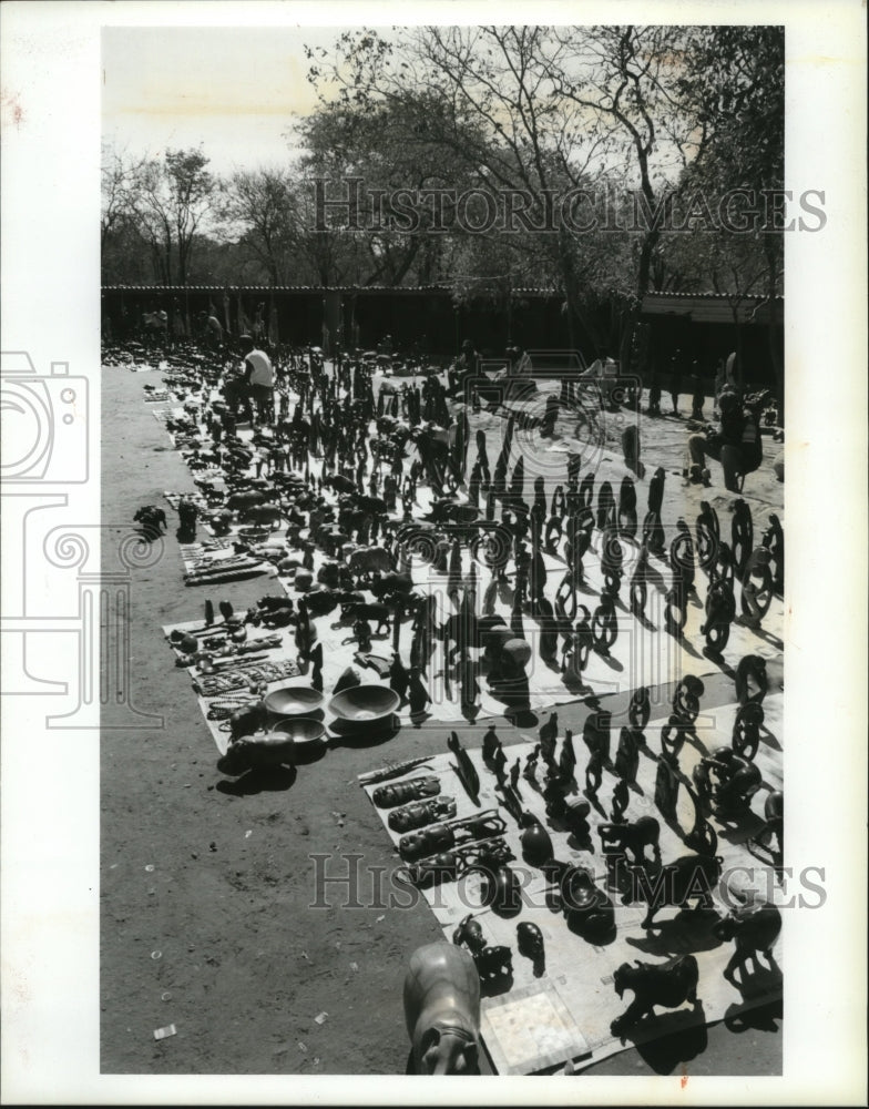 1994 Press Photo A Marketplace of Wooden Carvings in Victorian Falls- Historic Images