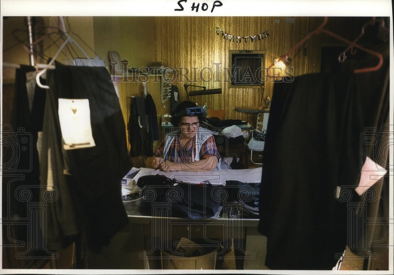 Load image into Gallery viewer, 1994 Press Photo Agnes Zirbel has been mending clothes for over 43 years
