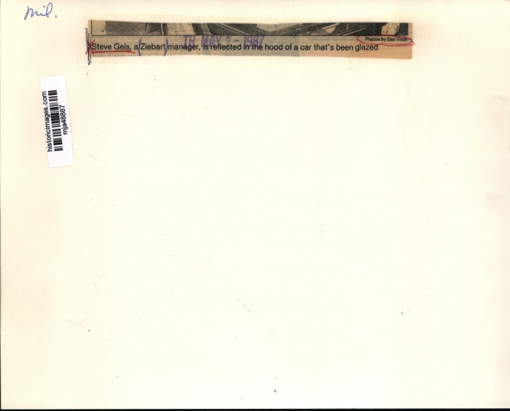 1987 Press Photo Ziebart manager Steve Geis reflects in glazed hood of car.