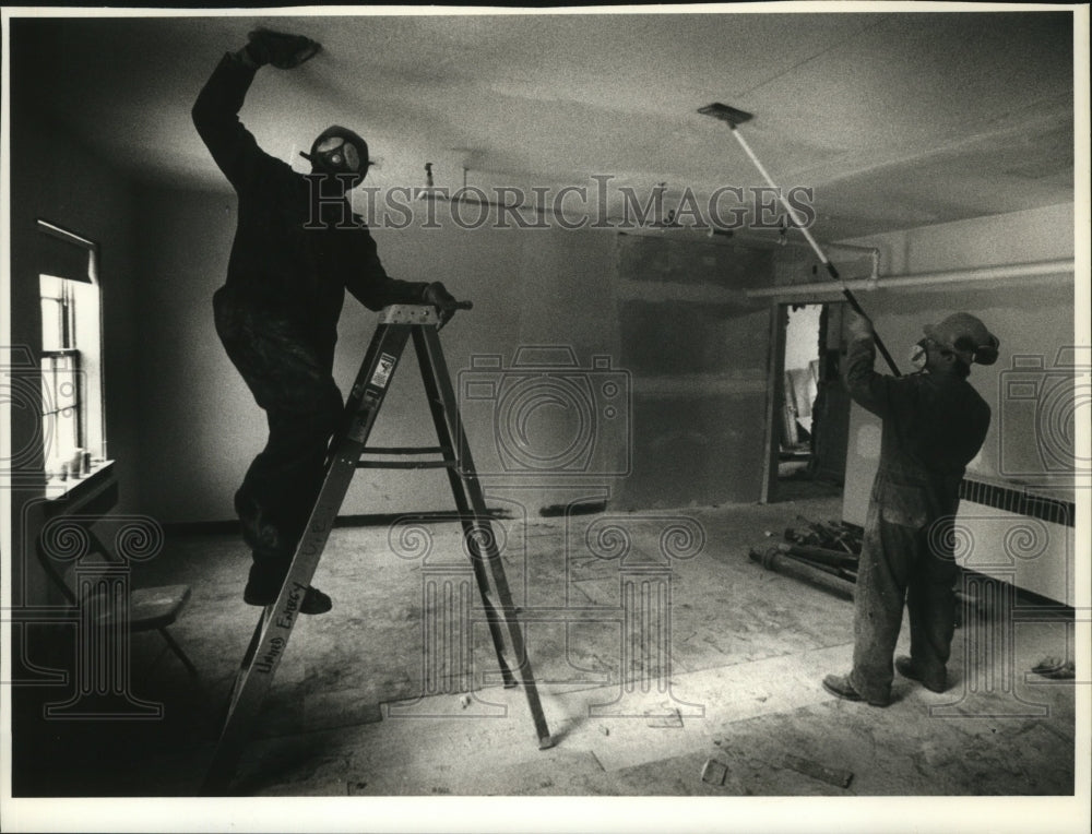 1993 Press Photo Vincent Cobbins and John Zawadzki at Lao Family Community Inc.- Historic Images