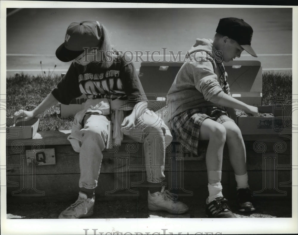 1994 Press Photo Lauren Gross and Korey Breutzmann at Camp Minikani - mja49078