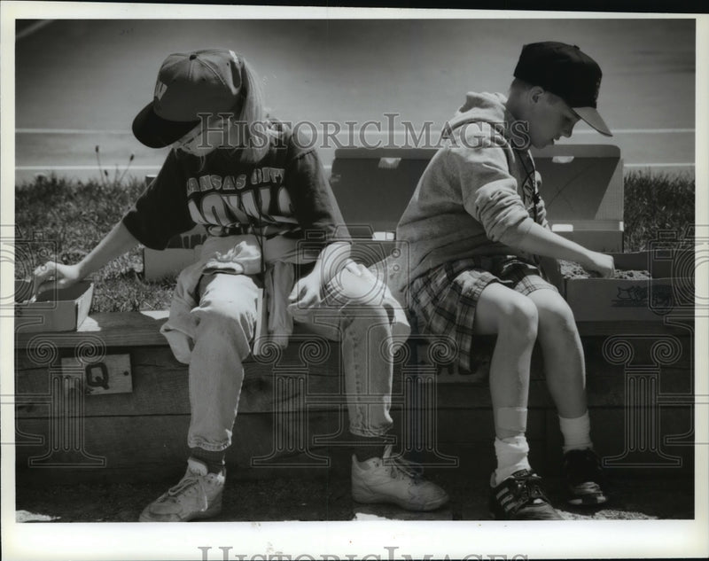 Load image into Gallery viewer, 1994 Press Photo Lauren Gross and Korey Breutzmann at Camp Minikani - mja49078
