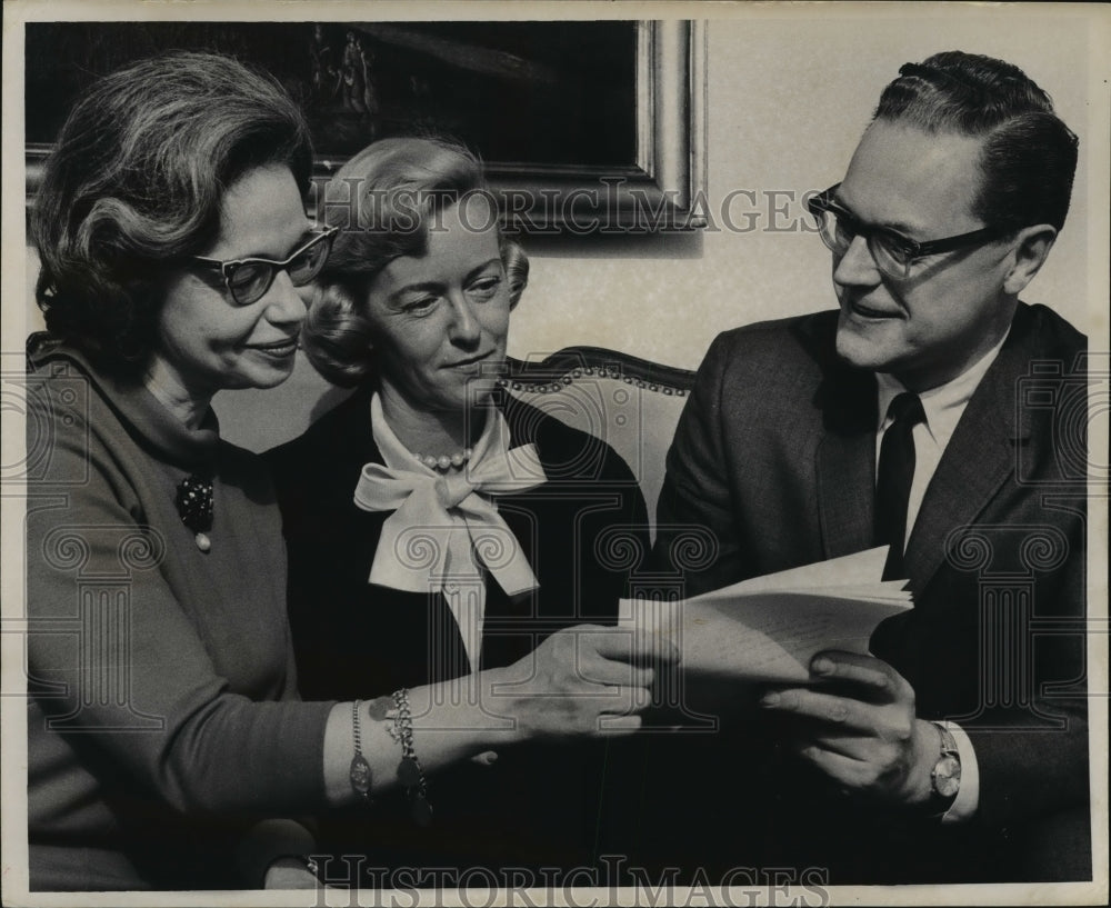 1964 Press Photo Carl Zimmermann of WITI-TV Reads Scripts for a Series- Historic Images