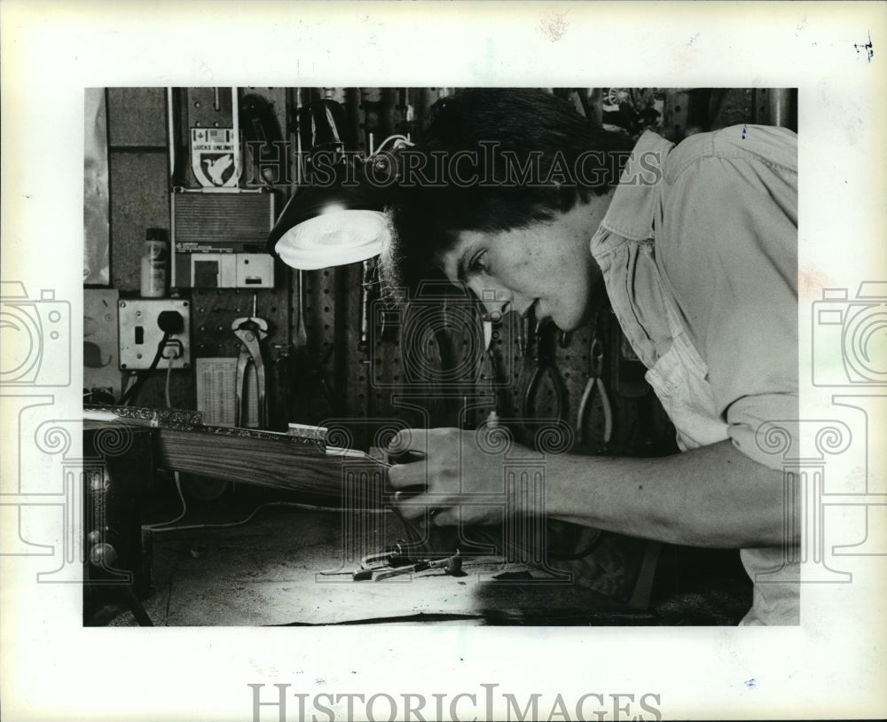 1983 Press Photo Shayne Caywood, Gunsmith in Minocqua, Working on Rifle