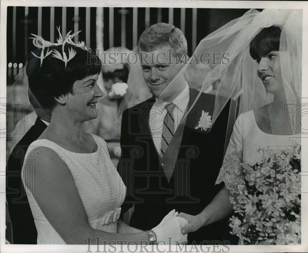 1966 Press Photo Helen Boatwright with Richard Barr, Bride Martha Strassburger- Historic Images